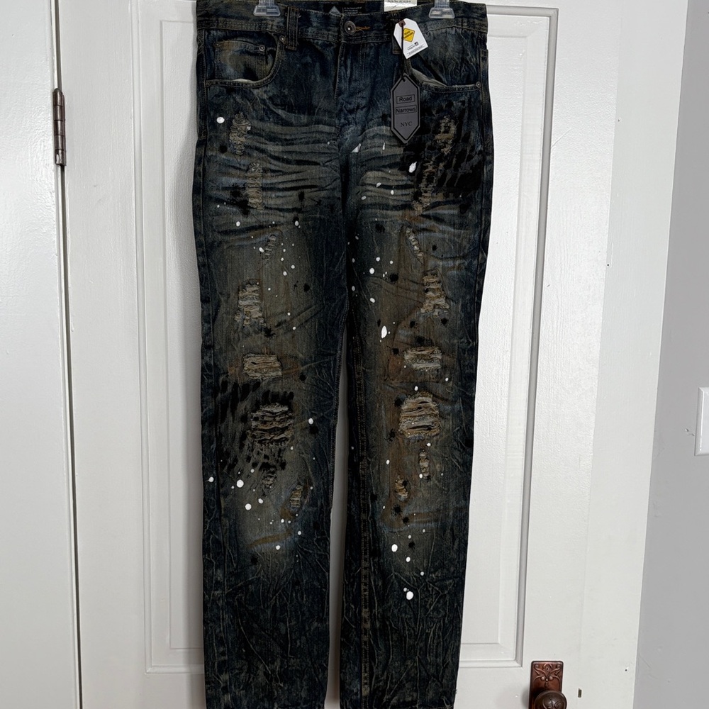 Distressed Road Narrows Demin Jeans with‎ Paint Splatter